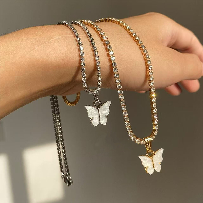 Butterfly necklace for women, high-end and elegant, retro sweater chain, new, niche and versatile design, sweet and cool accessory trend Application Scenario