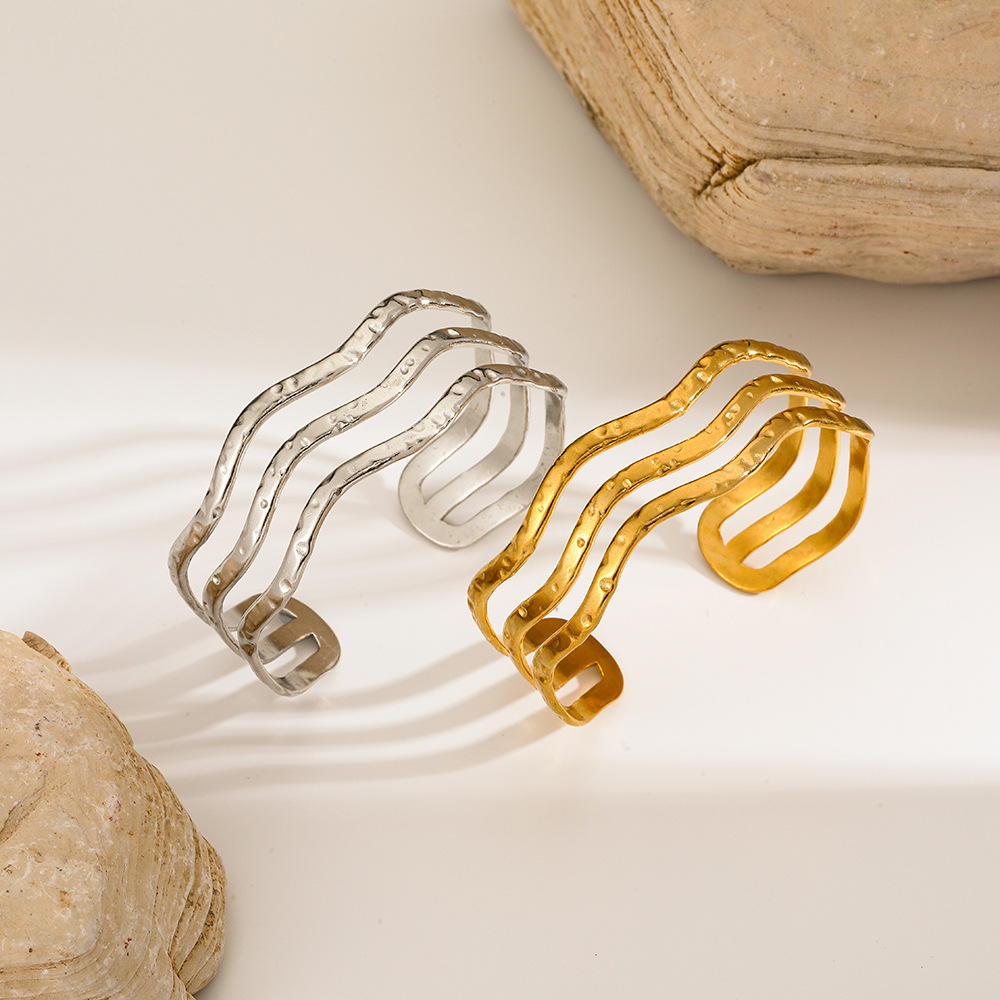 European and American women's bracelets with unique geometric lines, electroplated gold plating, cross-border bestsellers, no color fading at the opening, light luxury original design Application Scenario