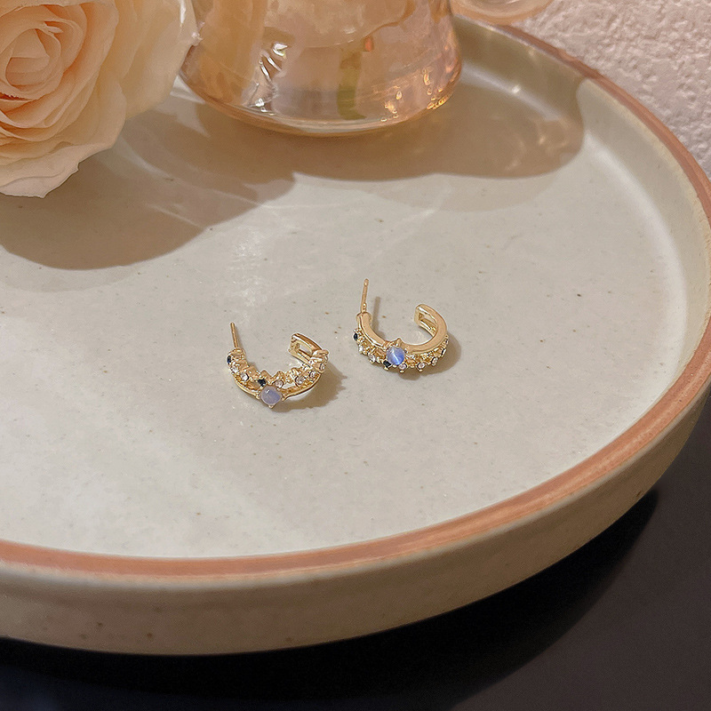 Exquisite and small blue cat's eye stone ear studs, women's light luxury and high-end style earrings, retro internet-famous style earrings, trendy Application Scenario