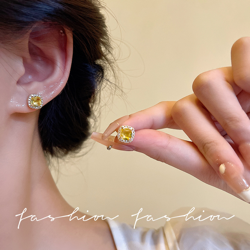 Light luxury, super shiny small sugar cube earrings, women's niche design, high-end feel, trendy style earrings, simple and versatile stud earrings Application Scenario