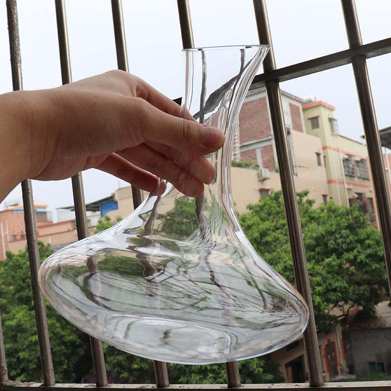 Wholesale glass wine decanters with large bellies and slanted mouths, wine pouring vessels, and wine accessories available with logos Application Scenario