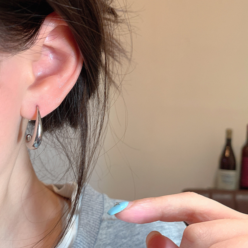 Golden water drop C-shaped earrings for women, a new retro and high-end look in 2025, with simple and cold style, a best-selling ear accessory Application Scenario