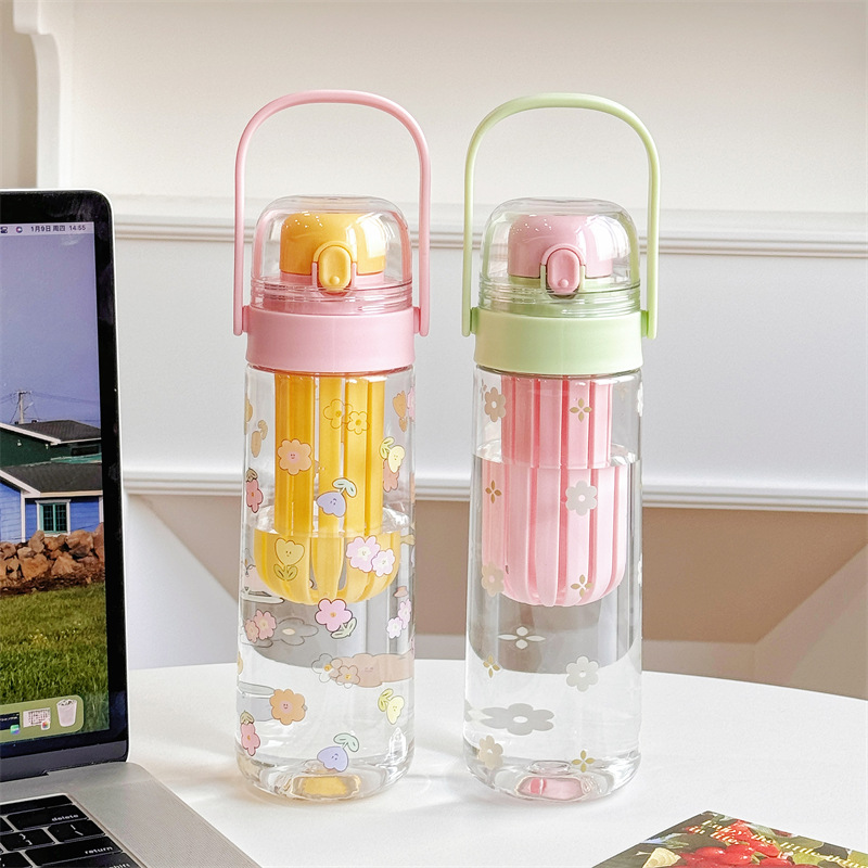 2025 New hand-held bouncing flower tea cup, student couple plastic water cup, portable tea and water separation cup for women going out full figure