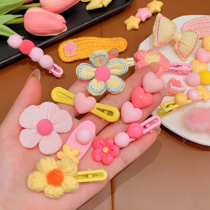 New cute bow flower hair clips for children, side bangs for girls, broken hair clips, baby hair accessories and headwear Application Scenario