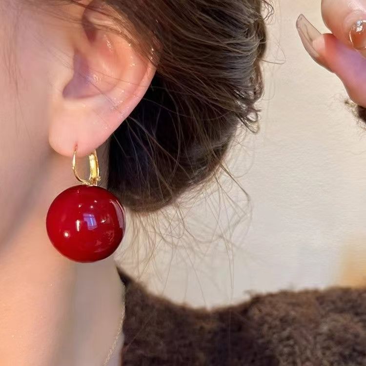 New light luxury style Chinese festive red pearl earrings, female Internet celebrity temperament crystal ear studs, exquisite ear buckles and earrings Specification drawing