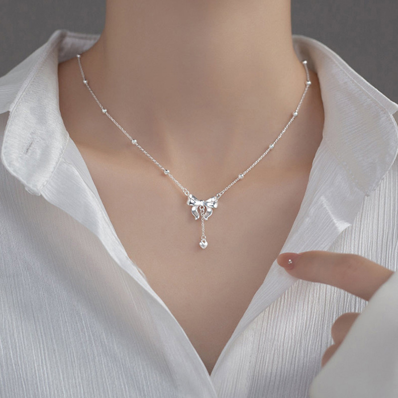 High-end bow heart design silver necklace, light luxury 2023 new style, popular French necklace, high-end collarbone chain full figure