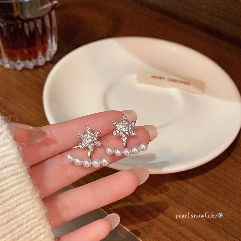 Diamond-encrusted snowflake pearl stud earrings for women in autumn and winter are versatile and personalized. They exude a sense of high-end luxury and a touch of light luxury. They are the same style of earrings as Internet celebrities Specification drawing