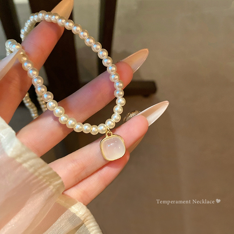 French retro geometric pearl necklace, women's light luxury, versatile and high-end collarbone chain, gentle girl sweater chain accessory full figure