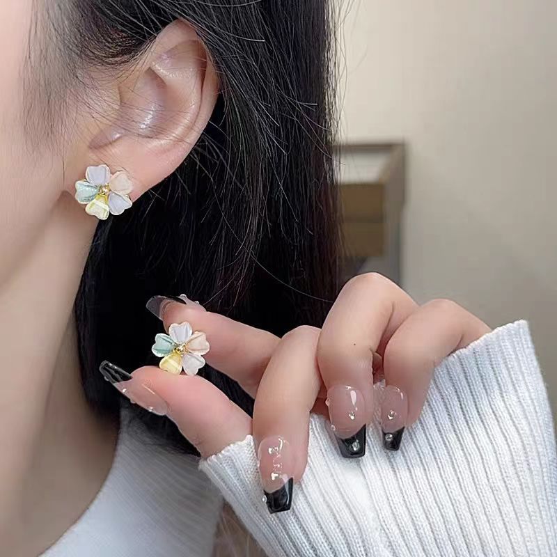 Forest-themed, fresh and colorful acrylic flower earrings, fashionable and elegant for women. Colorful petal stud earrings, a popular earpiece details Picture