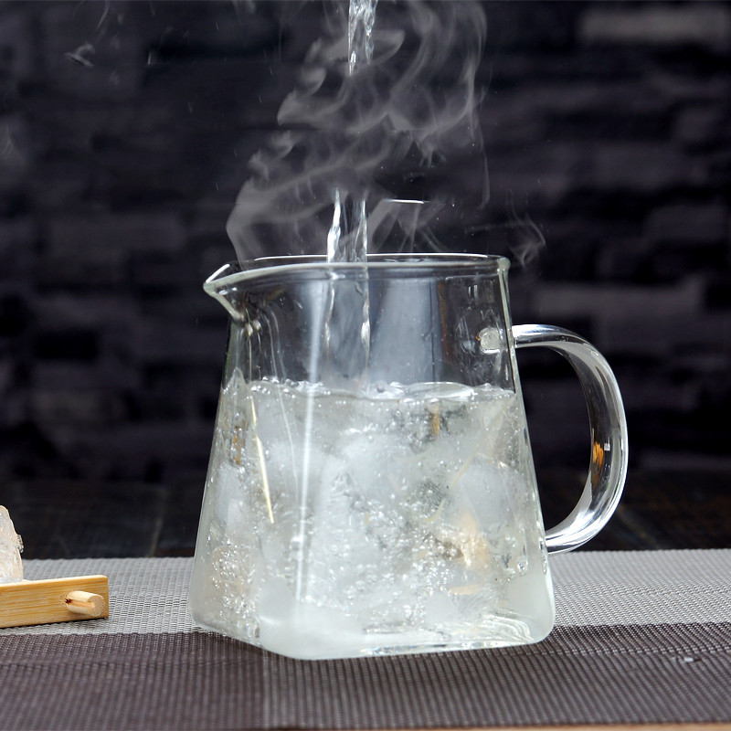 Heat-resistant glass fair cup, transparent glass square tea sea square bottom square public cup, sky round and earth square public cup Application Scenario