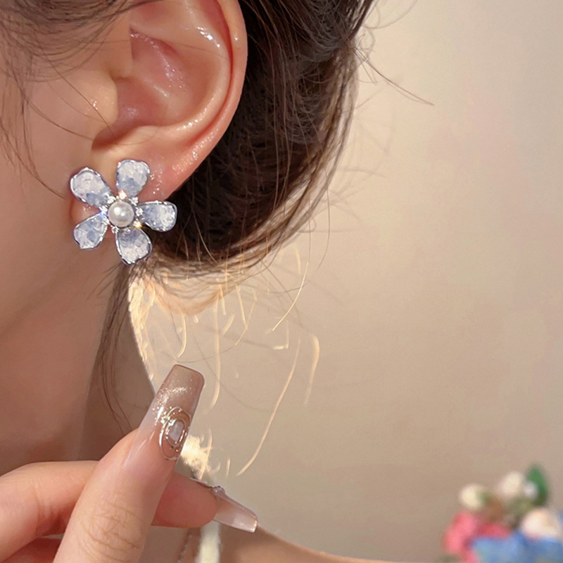 Blue gradient flower pearl stud earrings, a light luxury and niche design for women, exude a sense of sophistication and unique charm. They are popular earrings on the Internet details Picture