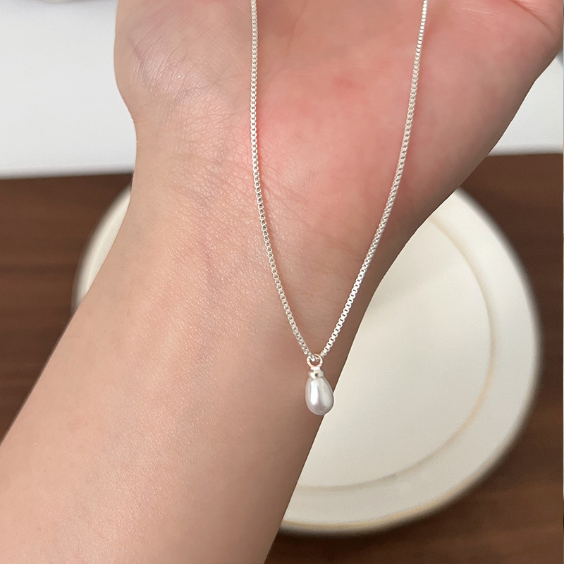The minimalist chalcedony necklace is a niche design for women with a cold style. The round pendant exudes a commuting vibe in autumn and winter. It's a trend of collarbone chains Specification drawing