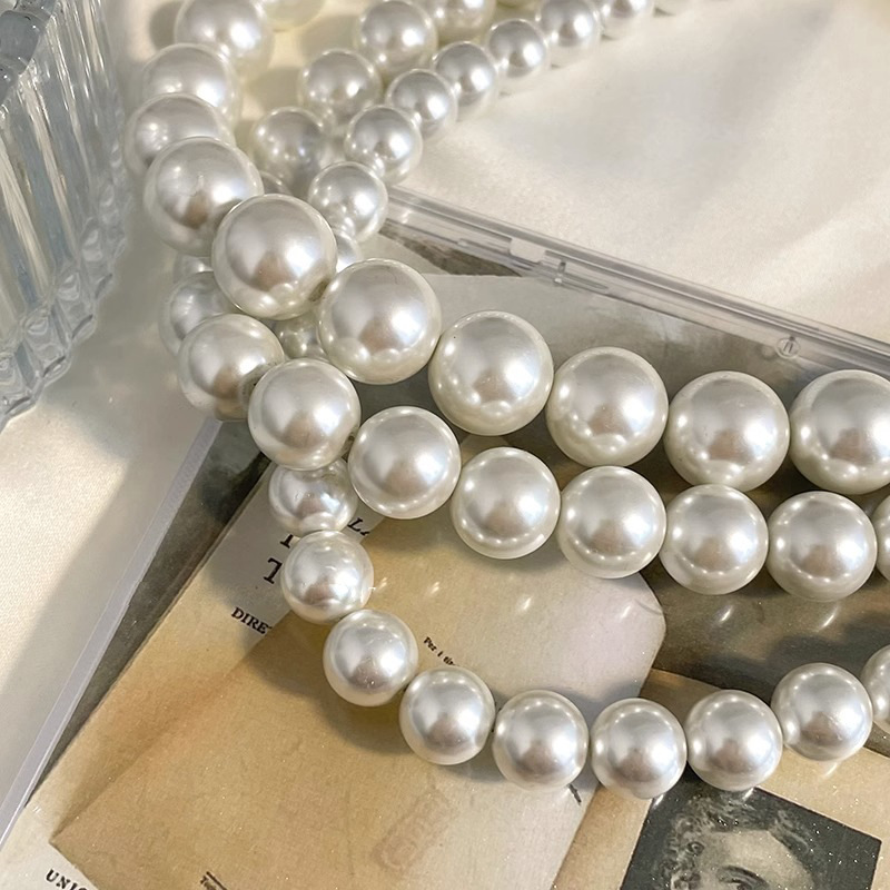 Beaded glass pearl necklace 2023 new style elegant necklace for women, design sense, niche collarbone chain accessory Application Scenario