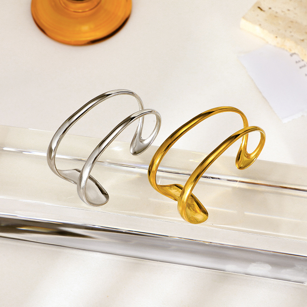 Cross-border best-selling minimalist titanium steel bracelet with gold plating and plain bezel, a high-end look for women, a rare and versatile European and American accessory wholesale details Picture