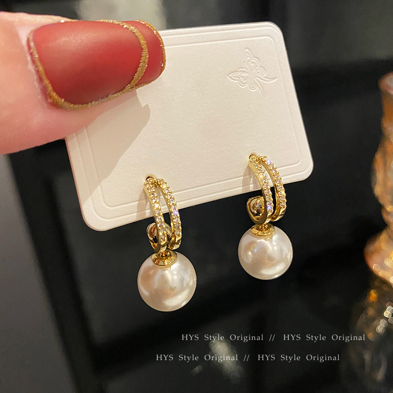 A new 2025 women's multi-pearl earring, a light luxury, niche and high-end style earring, a trendy and elegant ear accessory Application Scenario