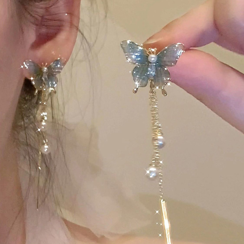 The super ethereal gradient butterfly tassel earrings for women, a new style of 2025, exude a light luxury and high-end feel. They are a popular earpiece full figure