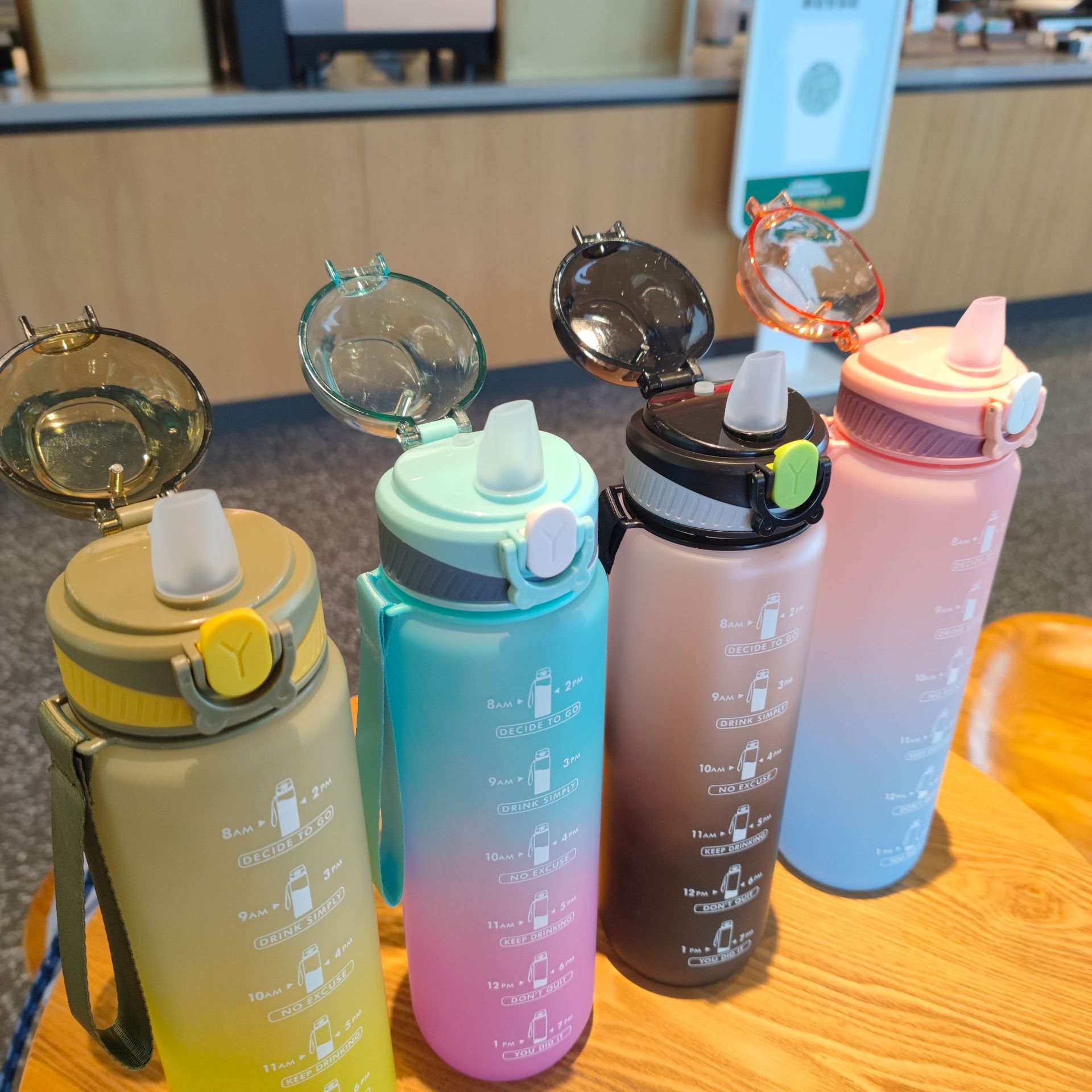 Wholesale sports and fitness gradient color straws, plastic water cups, portable lifting ropes, bouncy LIDS, lock buckles, car and outdoor water bottles full figure