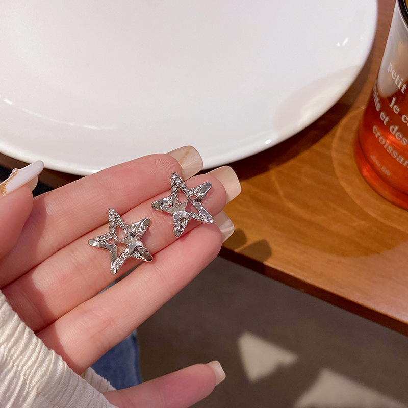 S925 Silver needle exquisite Super Sparkling hollowed-out five-pointed star earrings, a high-end design with a cold and elegant style for women, and a unique and versatile accessory full figure