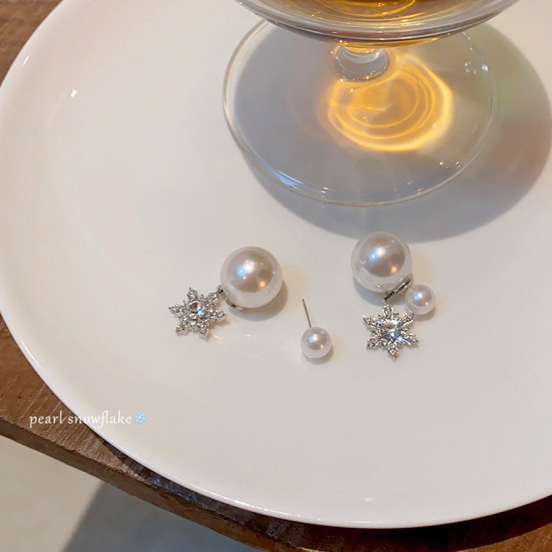 A new Korean-style super shiny full-diamond snowflake earring for women, a pair of pearl stud earrings, the same style as the popular earrings Specification drawing