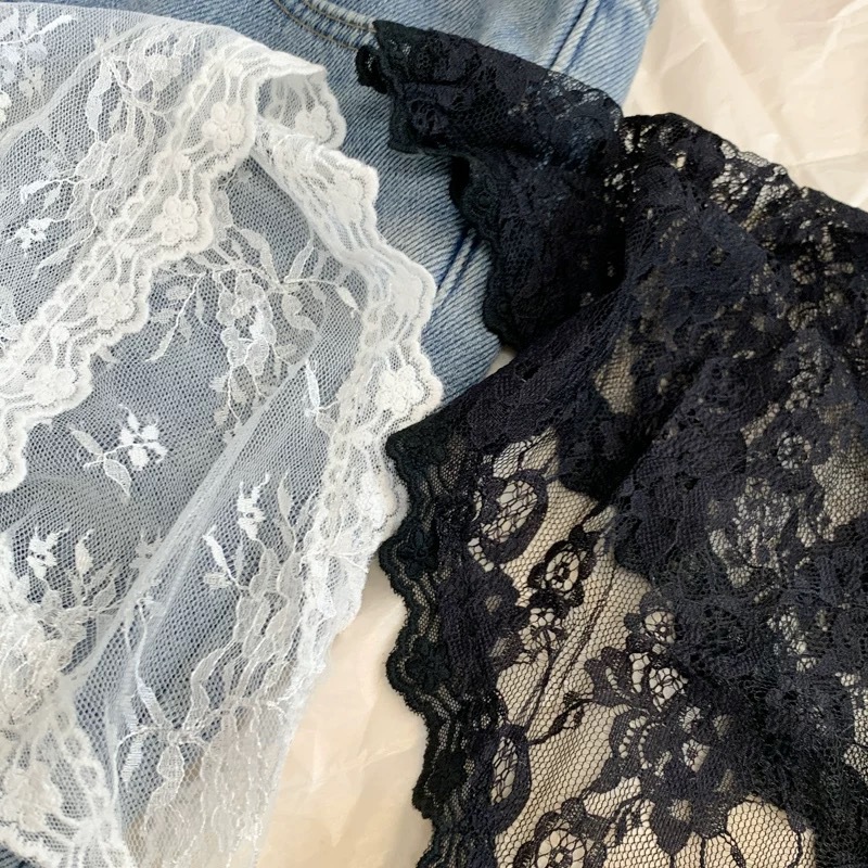 The dress is adorned with a beige lace triangular scarf at the waist. The headscarf is paired with a skirt strap and a silk scarf is tied around the waist Application Scenario