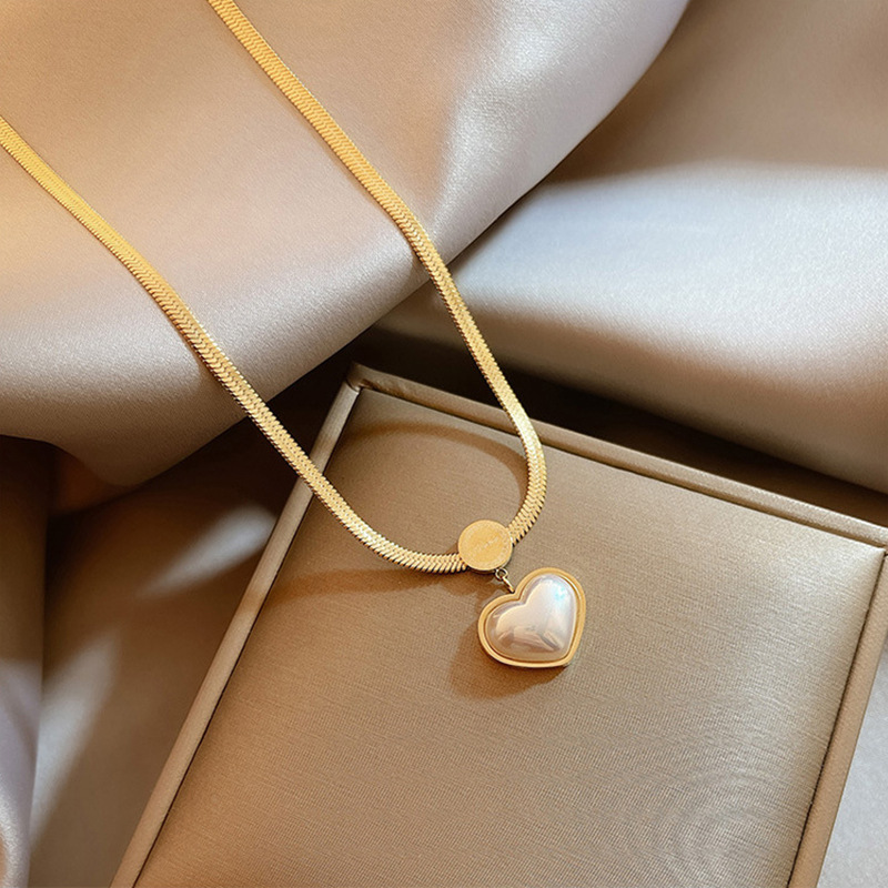 French retro heart-shaped pearl pendant necklace, a niche, light luxury, high-end and cold style accessory collarbone chain full figure