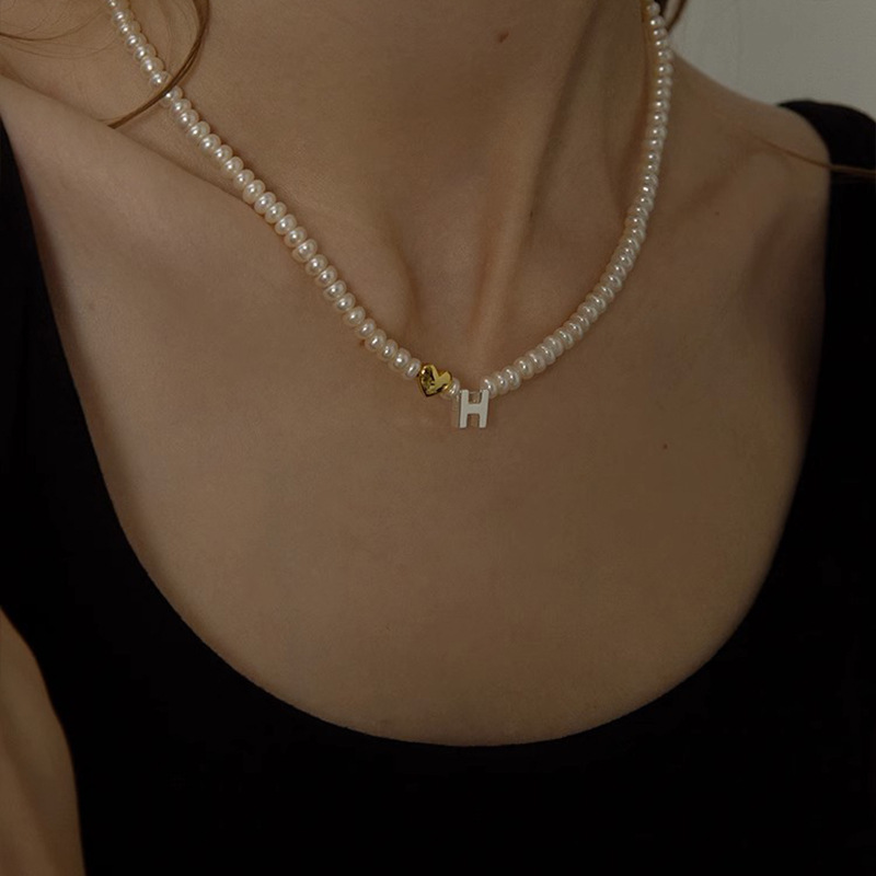 Wholesale of 2023 new style simple H necklace, high-quality pearl gold and silver color-matched H letter pendant, small heart necklace details Picture