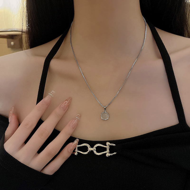 A new minimalist moonstone titanium steel necklace from South Korea, featuring an Instagram-style, light luxury and versatile style. It's the same as the popular collarbone chain details Picture