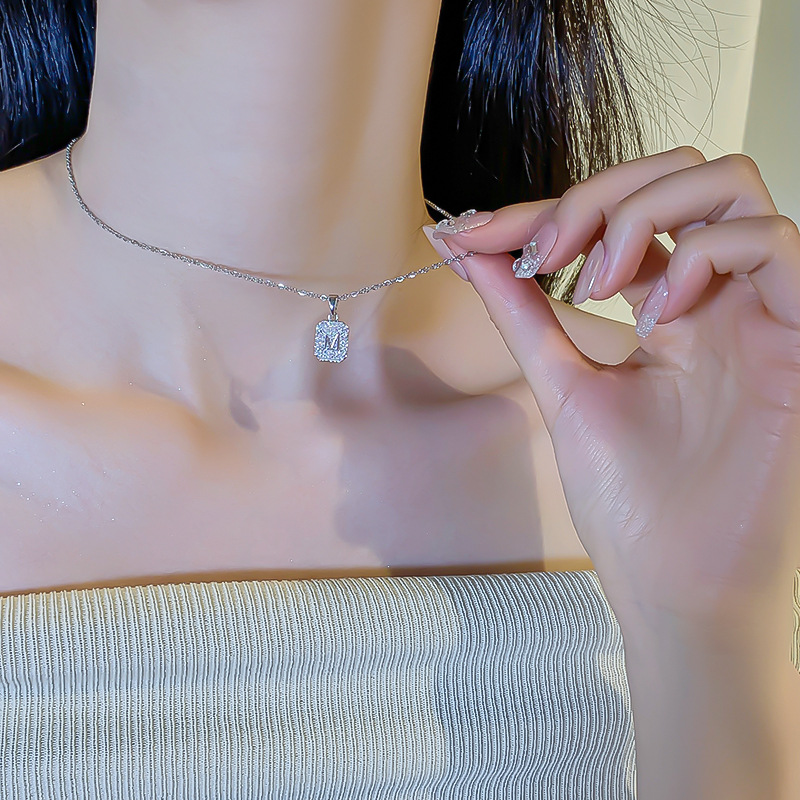 Silver M letter full diamond titanium steel necklace for women, simple and versatile, light luxury collarbone chain, stylish and trendy online celebrity accessory wholesale Specification drawing