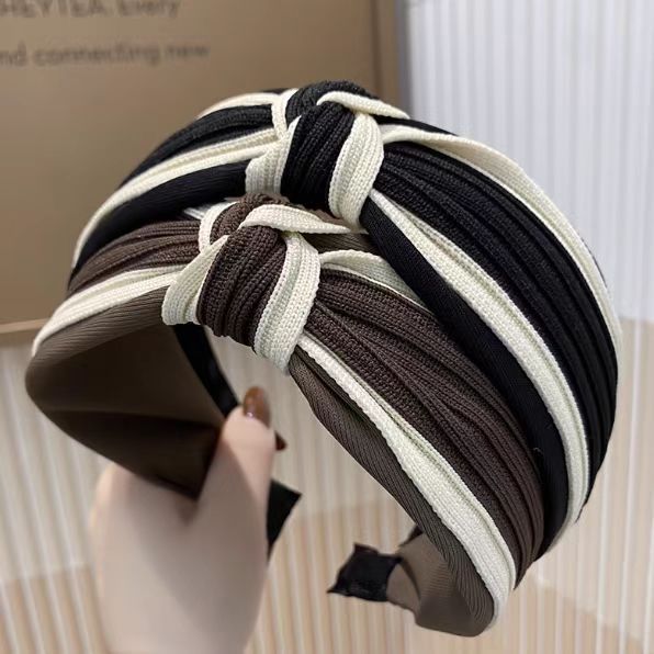 High appearance level hairband for women, 2024 new autumn and winter mini chanel-style knitted wide-edge knotted headband, small fabric hair clip that shows off the face Application Scenario