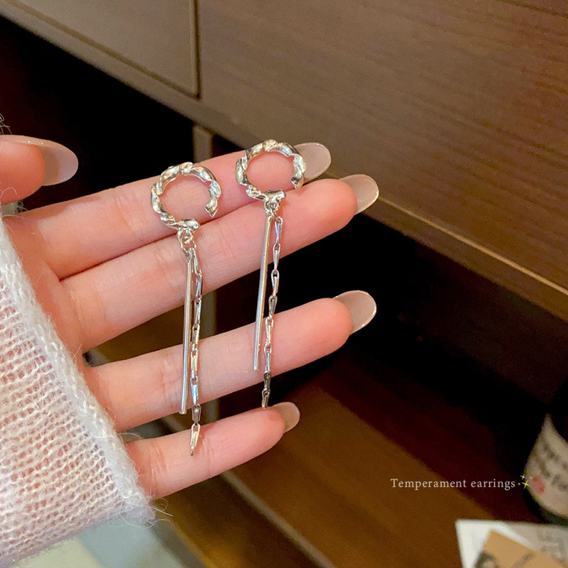 Cold style twisted long tassel earrings for women's autumn and winter, new no-ear piercing ear bone clips, simple and fashionable earrings full figure