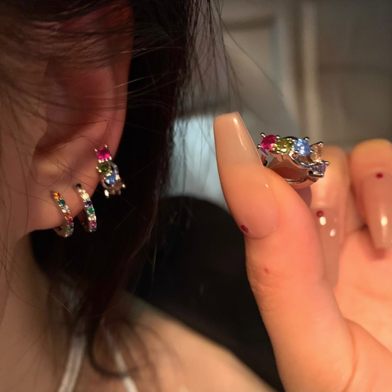 Colorful diamond-encrusted ear buckles for women, sweet and cool, fashionable and simple, ins style, versatile earrings, light luxury and high-end earrings full figure