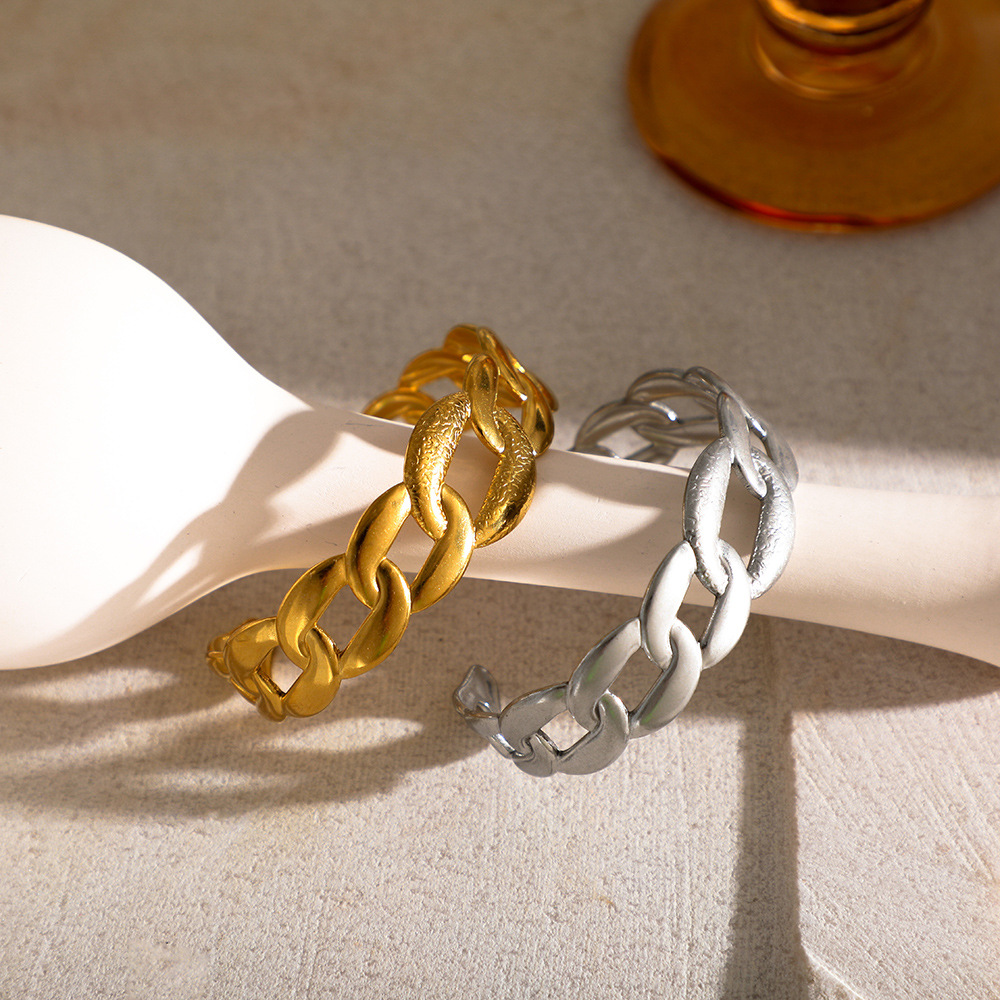 New cross-border women's bracelet with a light luxury and high-end feel, electroplated rose gold with a hollowed-out opening, and a unique style, is a best-selling item in Europe and America full figure