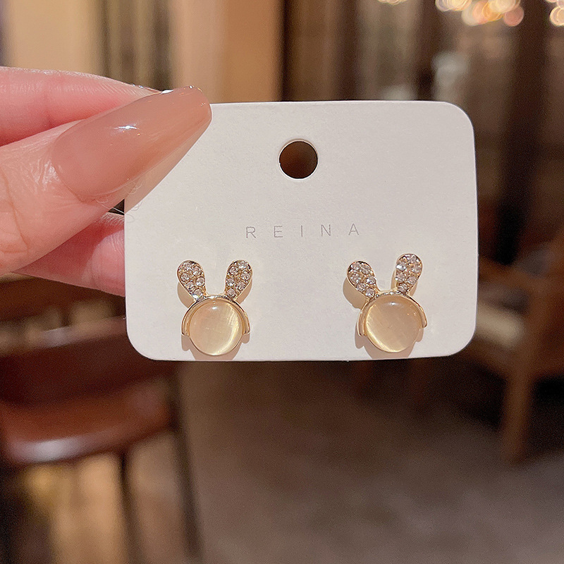 The small rabbit-head ear stud earrings from Dongdaemun, South Korea, are designed with a unique and distinctive cat's eye stone style. They are high-end and diamond-encdiamond earrings for women Specification drawing