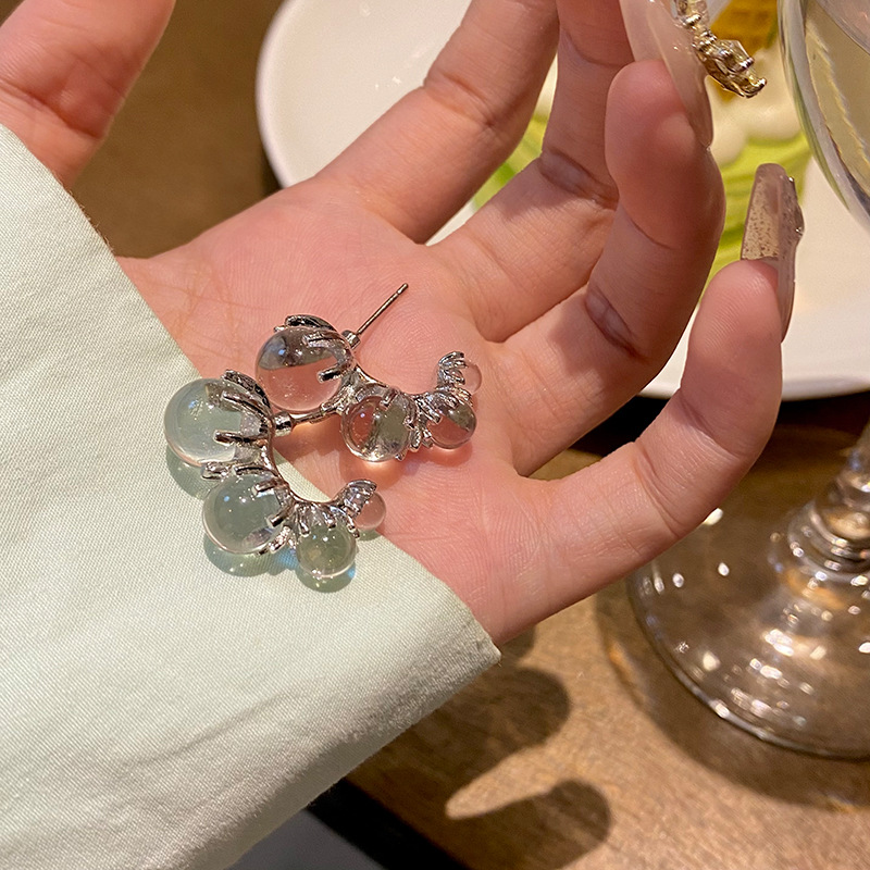 Unique ice-transparent beaded earrings with a niche design for women, high-end stud earrings, simple and elegant, cold style, best-selling earrings Specification drawing
