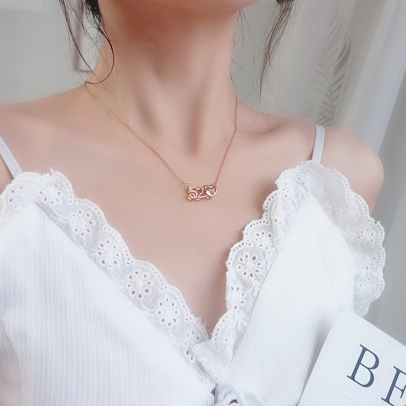 Romantic Qixi Festival Confession 520, dynamic heart-shaped titanium steel necklace, a unique and high-end female charm, a beating heart collarbone necklace Application Scenario