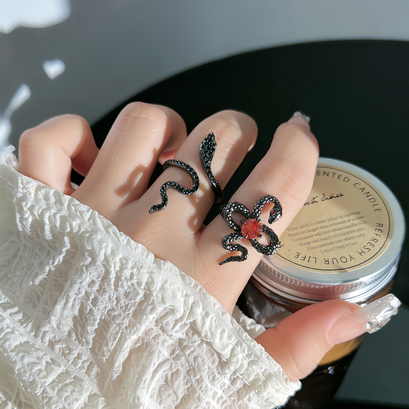 Sweet and cool dark style creative snake-shaped fashion open ring, a unique punk gender-neutral style simple and individual ring for women full figure