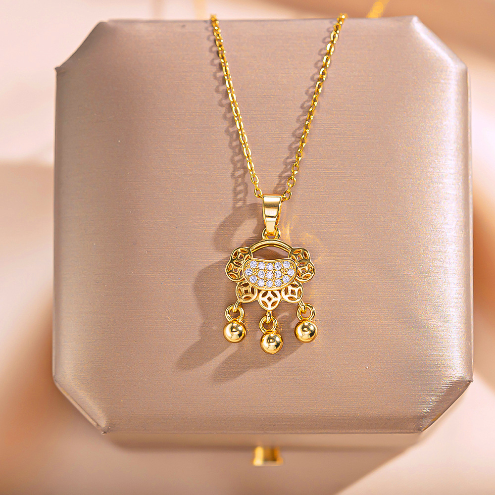 The Chinese style Su Changming lock titanium steel necklace, a unique and luxurious collarbone chain for women, is a versatile and high-end accessory for Internet celebrities full figure