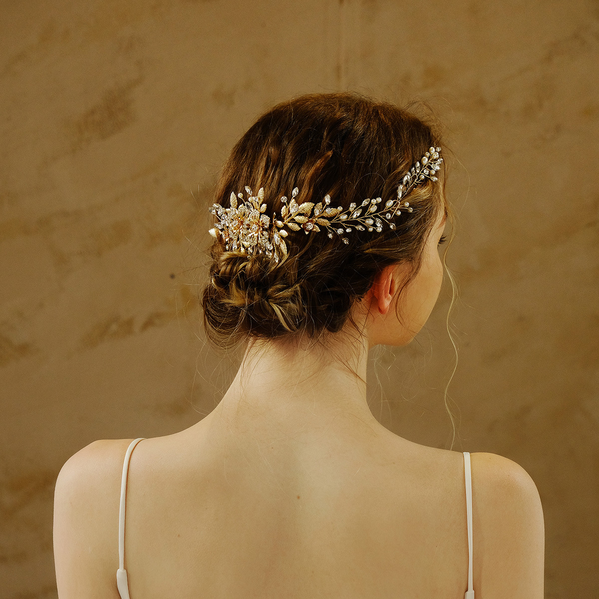 European and American accessories, hollowed-out flower pearl hair comb, retro gold long handcrafted hair band, Xiuhe evening dress, updo hair comb Specification drawing
