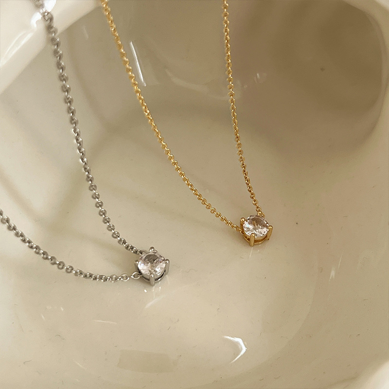 A light luxury French high-end 18K gold diamond-encrusted fine necklace for women, an exquisite, niche, fashionable and simple style collarbone chain full figure