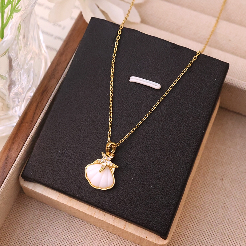 A fashionable and simple zircon bow titanium steel necklace with a unique feminine charm and a light luxury collarbone chain, a popular and high-end accessory Application Scenario
