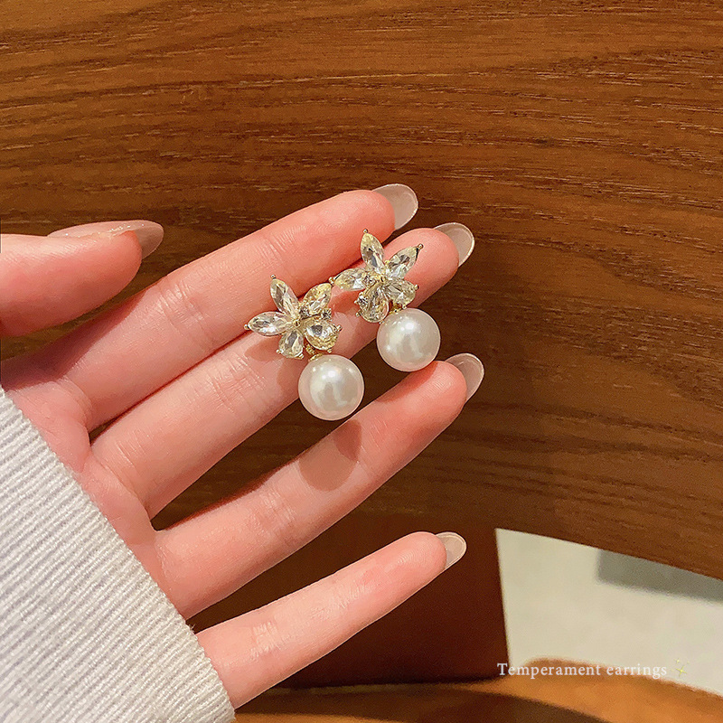 Gentle French style, sweet stud earrings, exquisite zircon flower pearl earrings, versatile style, the same as the trendy earrings full figure