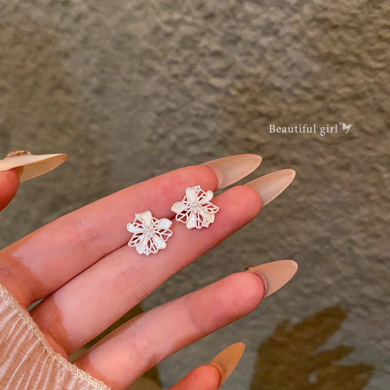 Hollowed-out three-dimensional flower stud earrings for women in the summer of 2025, sweet, fashionable and elegant. Wholesale of the same style of earrings as Internet celebrities full figure