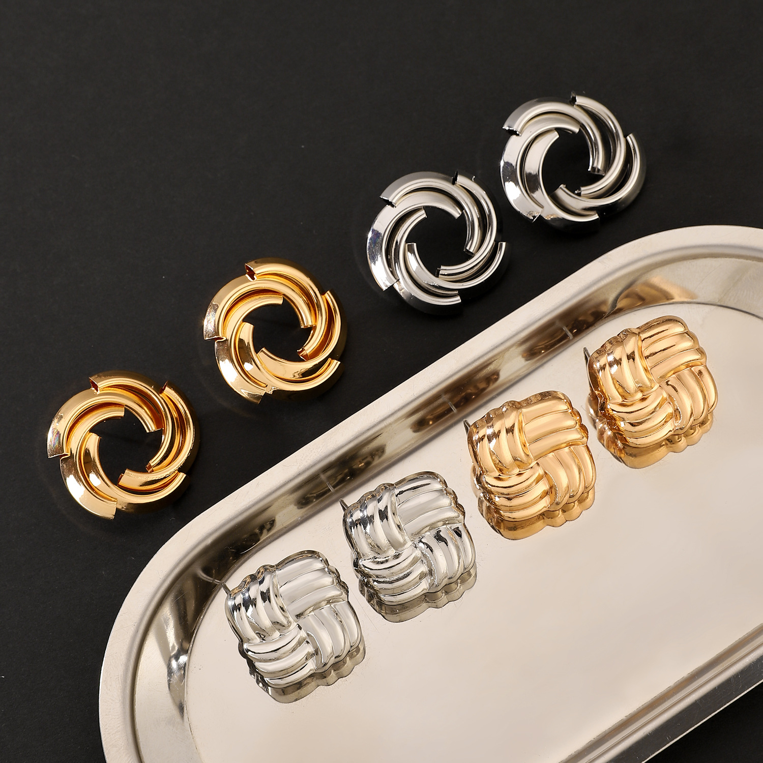 European and American high-end circular geometric twisted twist earrings, heart-shaped earrings, cross-border fashionable and personalized earrings for women Application Scenario