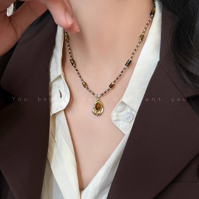 Maillard Tiger's Eye necklace, a light luxury tassel necklace, a collarbone chain, a niche design, and a double-layer layered accessory Application Scenario