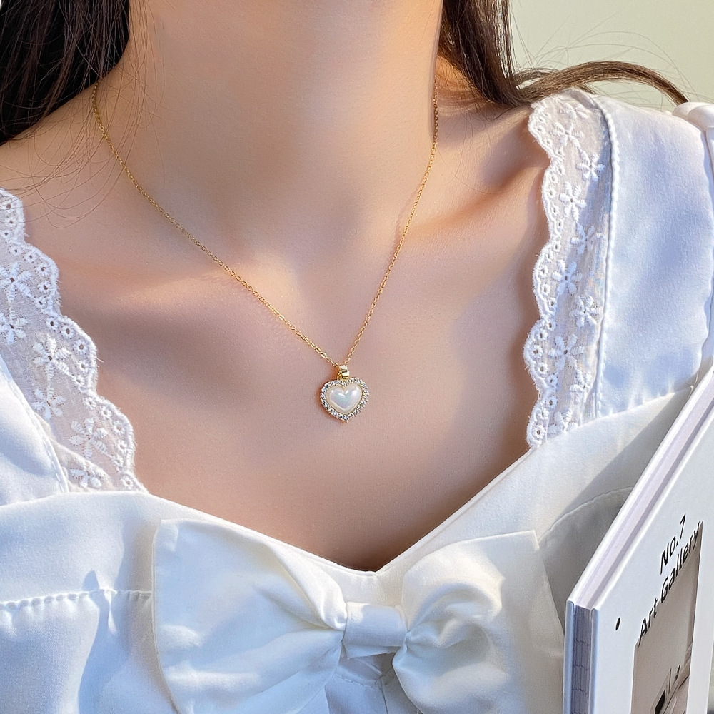 A light luxury, simple and heart-shaped titanium steel necklace with a unique design sense for women, a popular collarbone chain, and a personalized, trendy, versatile and high-end accessory Application Scenario