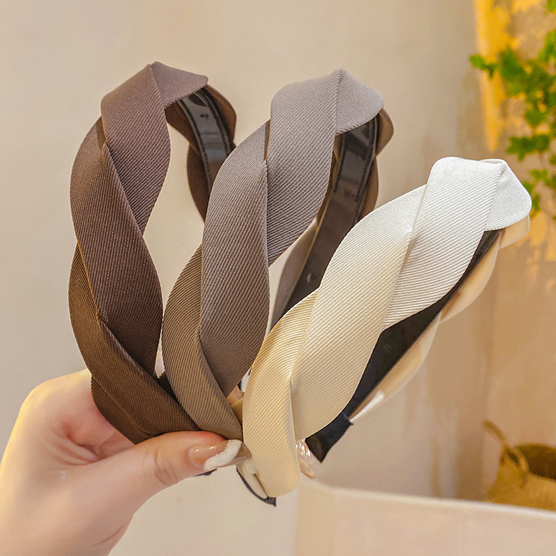 The braided braided hairband exudes a high-end, simple and refined look. The face-pressing headband and hair tie are elegant hair accessories and headwear Specification drawing