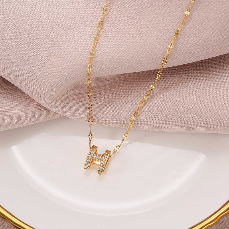 New golden H-letter titanium steel necklace, a high-end and niche female fashion collarbone chain accessory wholesale, light luxury Application Scenario