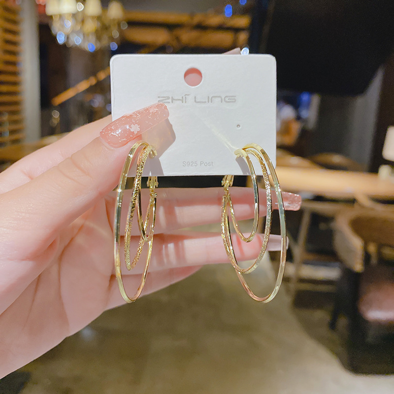 European and American exaggerated golden three-layer ring earrings, women's light luxury and fashionable style, versatile design sense, ear studs, internet-famous earrings full figure