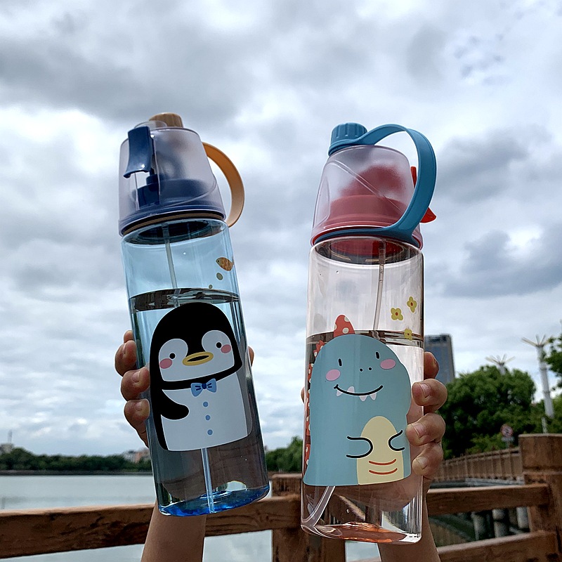 Summer spray cups, children's plastic water cups, boys' and girls' primary school students' outdoor sports creative Internet celebrity casual cups customized full figure