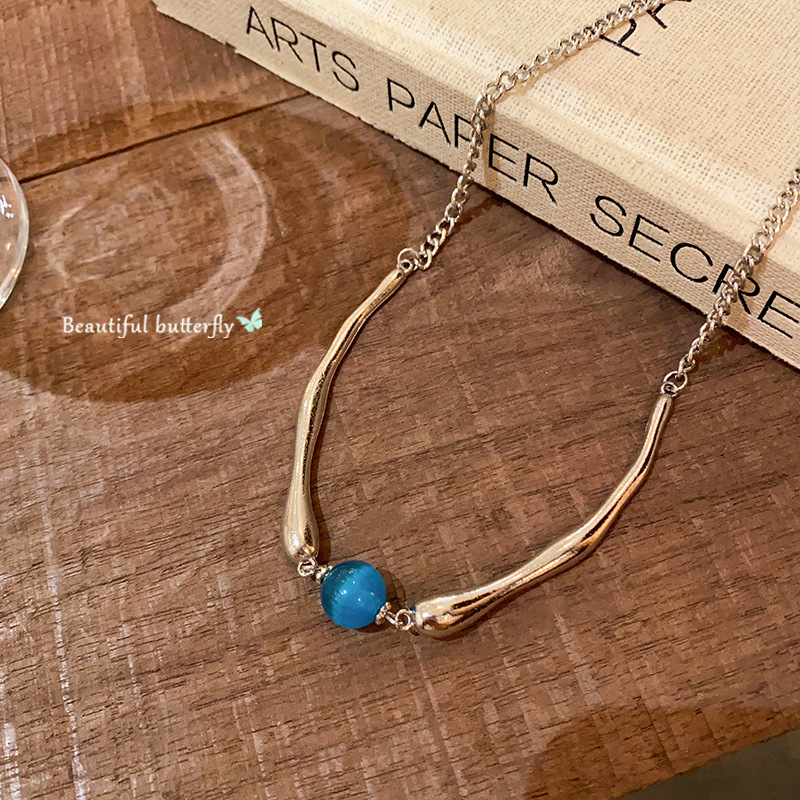 A cool blue imitation agate stone necklace with a cold and elegant feminine charm. An irregular beaded collarbone chain is a trendy accessory Application Scenario